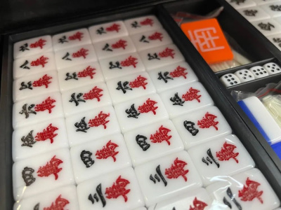 картинка Маджонг в кожаном кейсе (синие фишки) от магазина Gamesdealer.ru