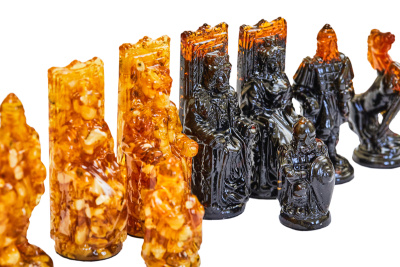 картинка Шахматные фигуры из янтаря большие "Резные" для ларца 50*50 от магазина Gamesdealer.ru