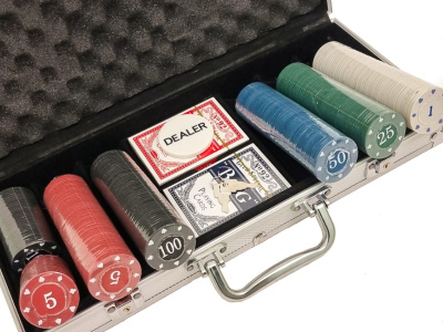 картинка Набор для покера Texas на 300 фишек от магазина Gamesdealer.ru