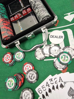 картинка Набор для покера Black Stars на 100 фишек от магазина Gamesdealer.ru