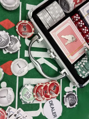 картинка Набор для покера NUTS на 100 фишек от магазина Gamesdealer.ru