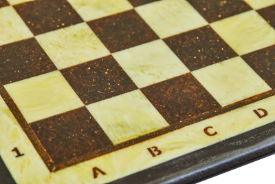 картинка Шахматная доска малая с рамкой из янтаря 25*25 от магазина Gamesdealer.ru