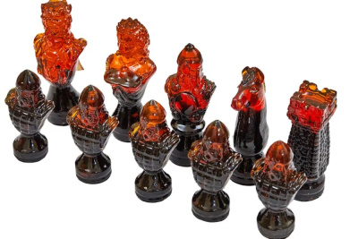 картинка Шахматные фигуры из янтаря средние "Сказочные" для доски 50*50 от магазина Gamesdealer.ru